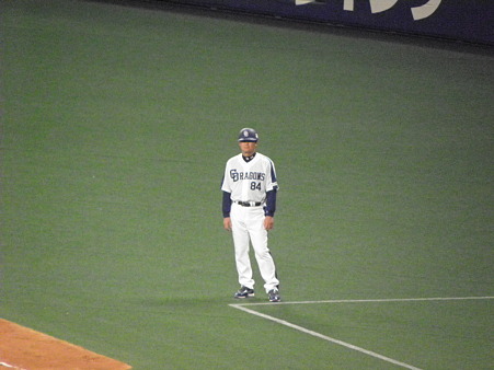044　まだ早川さんが1塁コーチャーです