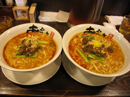 02あごすけ　ごまから麺（924円）とごまから麺大盛（1029円）