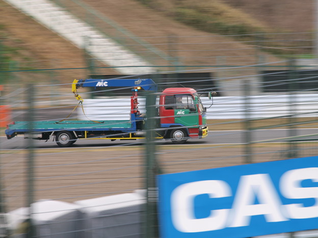 疾走するユニック車