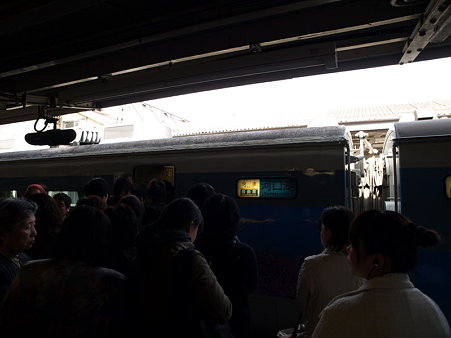 大勢の乗客(大月駅)