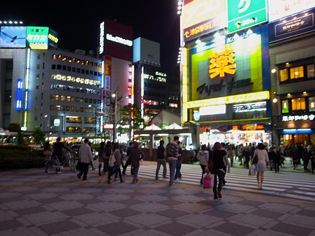 マツモトキヨシ池袋東口店前の横断歩道を渡る方々