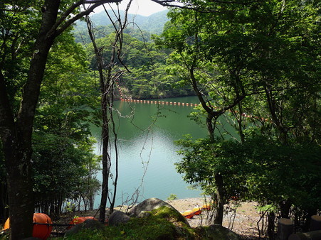 資料館前から覗く松川湖