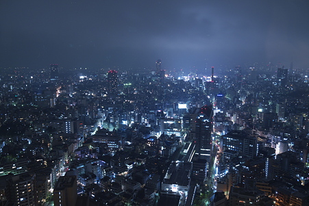 蒼く染まる渋谷の夜空