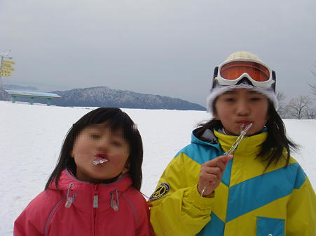 霧氷を食べる姉妹