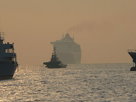 100219-QM2入港 (15)