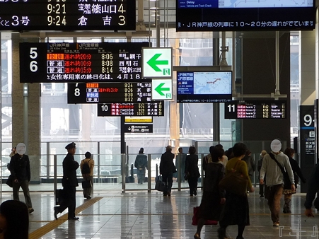 110416-17 大阪駅 (4)