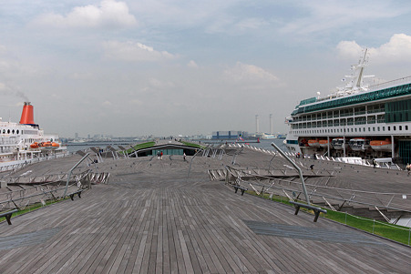 2010.05.10　横浜　くじらのせなか　にっぽん丸とLegend of the Seas