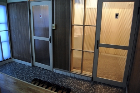男女共同トイレ前