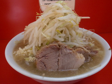 小ラーメン650円、ニンニク・野菜・麺カタメ・アブラ少なめ