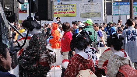 芸妓衆 雷門前 2011.2.27 東京マラソン