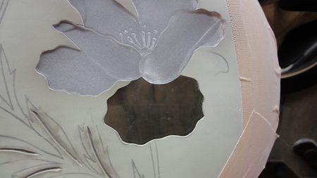 やわらかな花びらを想像しながら、横にひとすじへこませる。