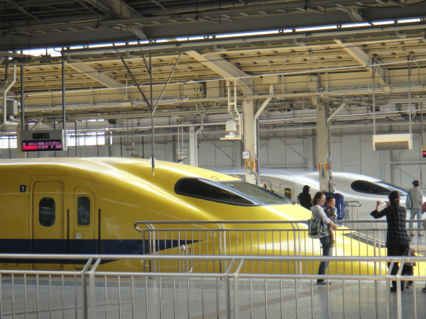 奥の普通の新幹線と並んで精悍さが増した気がするドクターイエロー