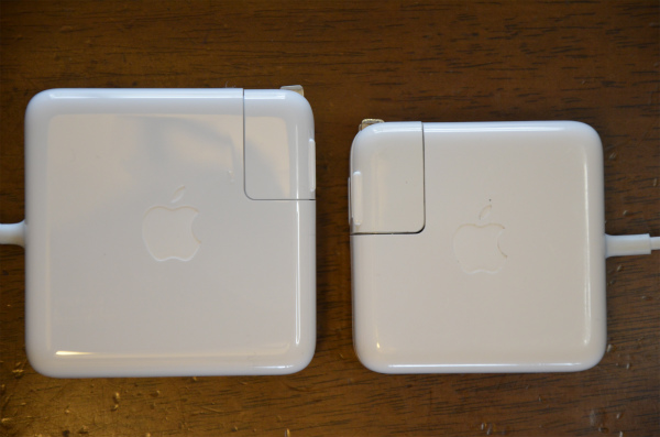 左がMacBookPro用、右がMacBookAir用のACアダプター